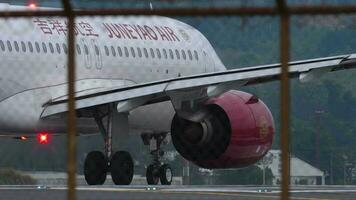 phuket, Thailand januari 28, 2023 - passagier vlak luchtbus a320 van juneyao luchtvaartmaatschappijen Aan de landingsbaan Bij phuket luchthaven. juneyao luchtvaartmaatschappijen Chinese luchtvaartmaatschappij. toerisme reizen concept video