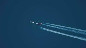 avión de fuselaje ancho volando a gran altura con estela video