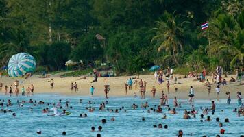 phuket, Tailândia novembro 24, 2018 - phuket ilha multidão do pessoas andar em de praia viagem período de férias. turistas em a de praia desfrutando e tendo Diversão video