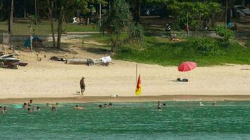 phuket, Thailand november 24, 2018 - mensen het baden in golven en wandelen Aan nai harn strand video