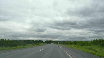 novosibirsk, Rússia Junho 23, 2021 - pov a partir de uma carro janela em uma rodovia em uma nublado dia video