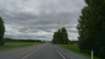 se genom de bil fönster på de väg och grå molnig himmel video