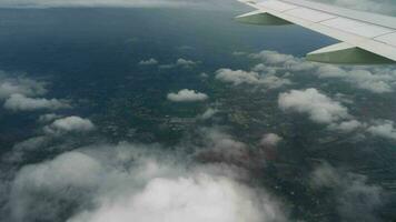 vue de le fenêtre de le avion. avion, avion. en voyageant par air. avion vol. aile de un avion en volant au dessus le des nuages video
