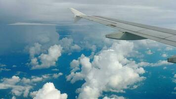 vôo acima a nuvens uma mar do branco nuvens cirro cumulus flutua debaixo a asa video