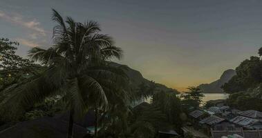 temps laps plus de le baie de el nido sur le philippine île de Palawan pendant le coucher du soleil video