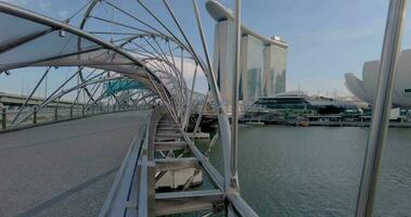 vídeo de un caminar a lo largo hélice puente a centro de deportes acuáticos bahía en Singapur video