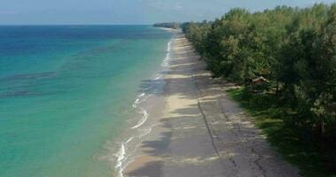 drone vidéo de déserté Natai plage dans Thaïlande pendant le journée avec blanc le sable et turquoise bleu l'eau video