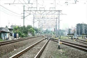 ferrocarril pistas en un soleado día foto