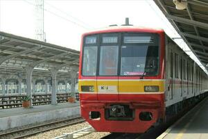 Jacarta, indonesia-18 junio 2023 indonesio tren en un soleado día foto