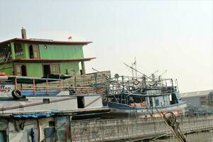 Jacarta, indonesia-18 junio 2023 pescar barcos estacionado en el costa de Jacarta foto