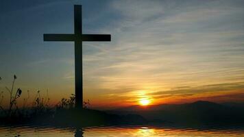 espiritual cruzado en pie en montaña colina paisaje a puesta de sol ligero en memoria de un fallecido persona video