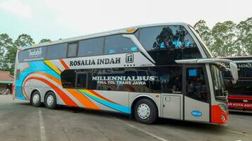 Surakarta, jawa tenga, Indonesia, 06 julio 2023, 2020, autobuses y entrenadores en Indonesia, doble cecker autobús, autobuses en Indonesia Java Indonesia foto