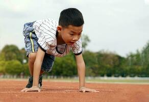 asiático Niños empezado corriendo en el rueda de andar para el concepto de al aire libre jugar, al aire libre actividades, ocio actividades, ejercicio. suave y selectivo enfocar. foto