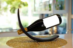 The wine bottle is plugged into the recess of the arch-shaped wooden wine bottle holder. The design uses the principles of physics balance. Wine bottles can be placed without falling over. photo