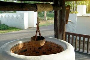 un antiguo bien o cabrestante a ir a buscar agua desde un bien es construido utilizando sencillo física mecánica de rueda y eje. esta será ayuda reducir el esfuerzo a dibujar agua desde el Bueno. foto