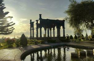 un antiguo ruina Monumento ver con puesta de sol ligero foto