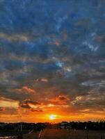 puesta de sol ver en un arroz campo a noche foto