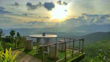 un hermosa puesta de sol terminado un montaña paisaje. foto