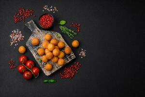 delicioso frito patata pelotas con empanizado queso Mozzarella, sal, especias y hierbas foto