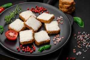 delicioso salado rectangular trigo picatostes con crema queso y Tomates foto