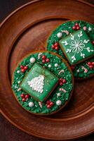 hermosa delicioso Navidad pan de jengibre en un hormigón textura antecedentes foto