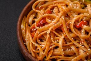 delicioso asiático udon plato con verduras, hongos, sal y especias foto