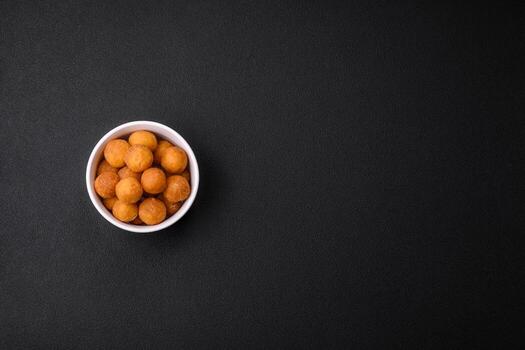 delicioso frito patata pelotas con empanizado queso Mozzarella, sal, especias y hierbas foto