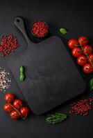 ingredientes para Cocinando Cereza Tomates, sal, especias y hierbas foto