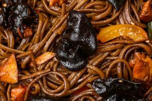 delicioso Fresco alforfón tallarines o udon con hongos, pimientos y otro vegetales foto