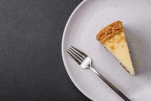 delicioso dulce tarta de queso pastel en texturizado hormigón antecedentes foto
