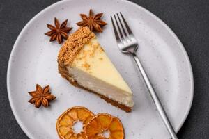 delicioso dulce tarta de queso pastel en texturizado hormigón antecedentes foto