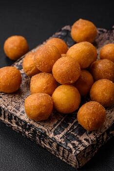 delicioso frito patata pelotas con empanizado queso Mozzarella, sal, especias y hierbas foto