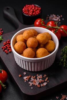 delicioso frito patata pelotas con empanizado queso Mozzarella, sal, especias y hierbas foto