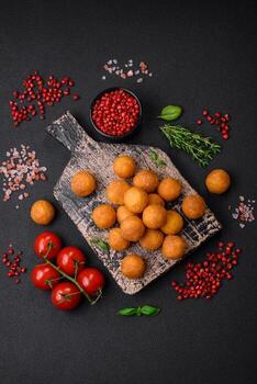 delicioso frito patata pelotas con empanizado queso Mozzarella, sal, especias y hierbas foto