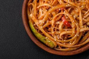 delicioso asiático udon plato con verduras, hongos, sal y especias foto