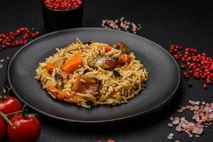 delicioso Fresco pilaf con arroz, zanahorias, carne, cebollas, especias y bayas foto