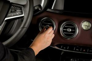 mujer mano ajustando un coche ventilación sistema y aire acondicionamiento, detalles y control S de moderno auto, cerca arriba foto