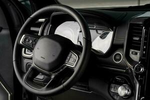 nuevo coche interior direccion rueda, eléctrico tablero monitor cerca arriba - bolsa de aire foto