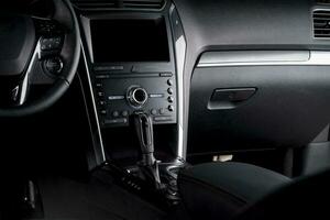 digital coche tablero - direccion rueda, automático transmisión y toque pantalla dentro cabina foto