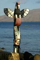 esta hawaiano tótem en maui, Hawai, es decorado con vívido animal emblemas ese el nativo hawaianos considerar como sagrado iconos foto