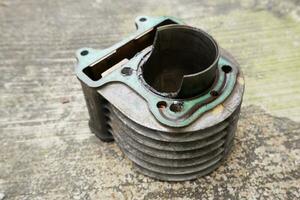 damaged motorcycle piston cylinder block due to incorrect installation of the piston head and late oil change photo