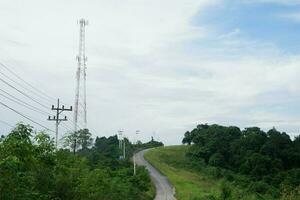 ver de colinas con calles y telecomunicación torres foto