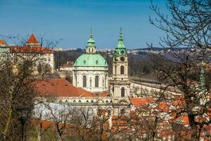 Santo nicholas Iglesia y praga ciudad visto desde el petrin colina foto