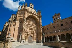 exterior ver de el histórico convento de san esteban situado en el plaza del concilio Delaware trento en el ciudad de salamanca construido Entre 1524 y 1610 foto