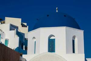 tradicional arquitectura de el iglesias de el oia ciudad en santorini isla foto