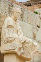 el estatua de el dramaturgo menandro a el teatro de dioniso eleuterio con fecha de a el 6to siglo antes de Cristo foto