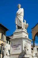 el estatua de dante alighieri erigido en 1865 a plaza Papa Noel croce en florencia foto