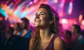 mujer riendo y teniendo un bueno hora a un concierto a un música festival. ai generado foto