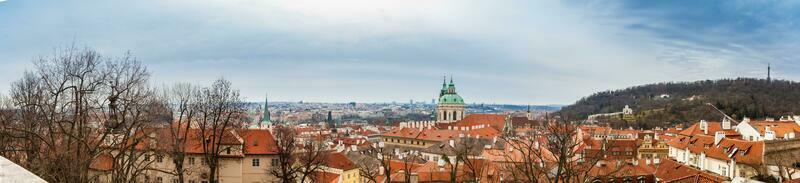 panorama de el Praga ciudad a el comenzando de primavera foto