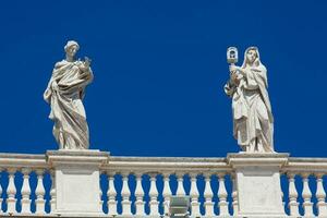 detalle de el estatuas de santos ese corona el columnatas de S t. pedro cuadrado construido en 1667 en el Vaticano ciudad foto